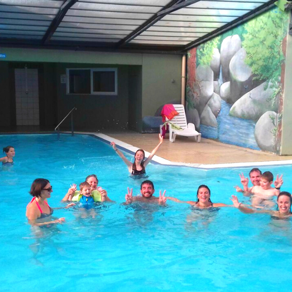 Quatrième photos de la piscine couverte et chauffée du camping de la rivière d'argent.