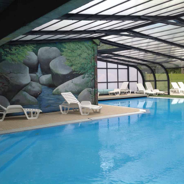 Première photos de la piscine couverte et chauffée du camping de la rivière d'argent.